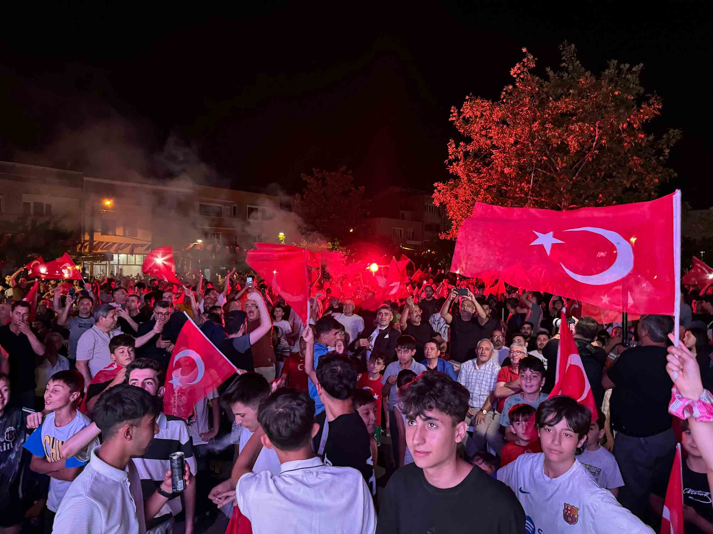 Başkan Aydın, galibiyet coşkusunu vatandaşlarla birlikte yaşadı