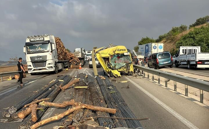 Bursa’da bir tır, tomruk yüklü tıra çarptı: Ortalık savaş alanına döndü