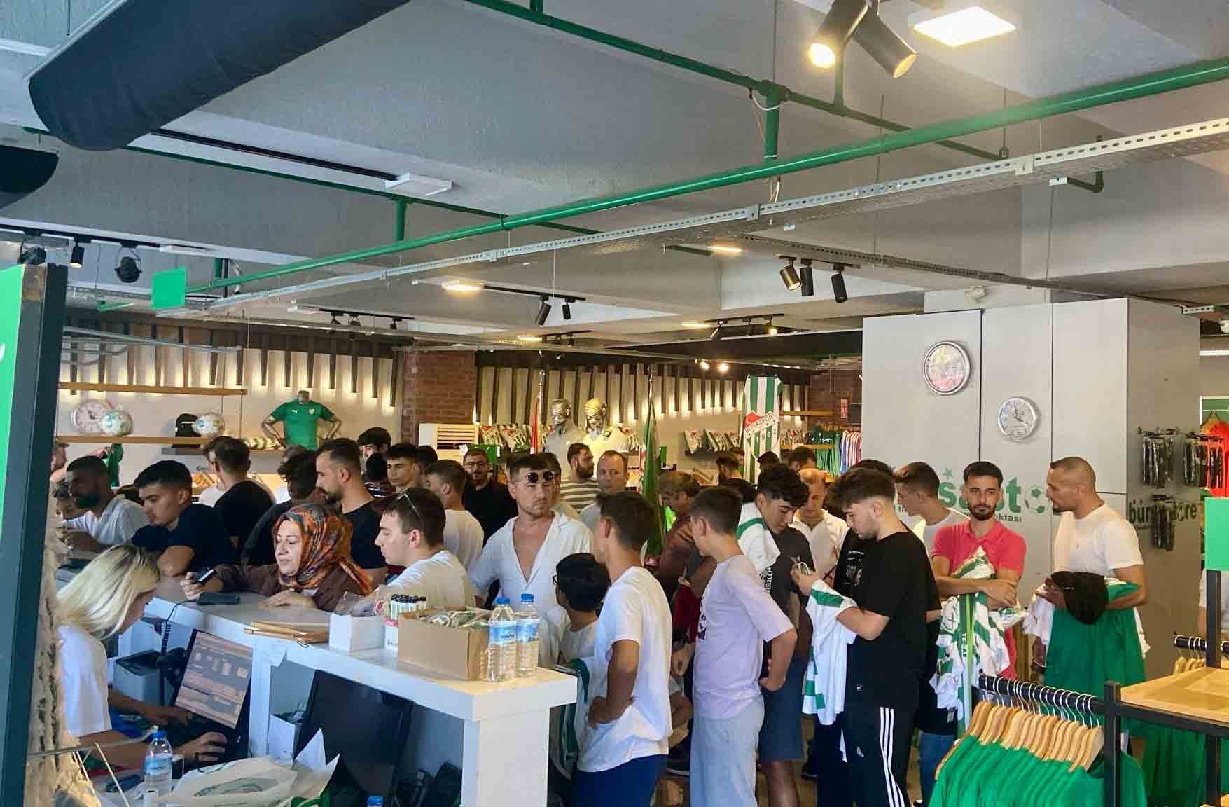 Bursaspor’un yeni formalarına yoğun ilgi