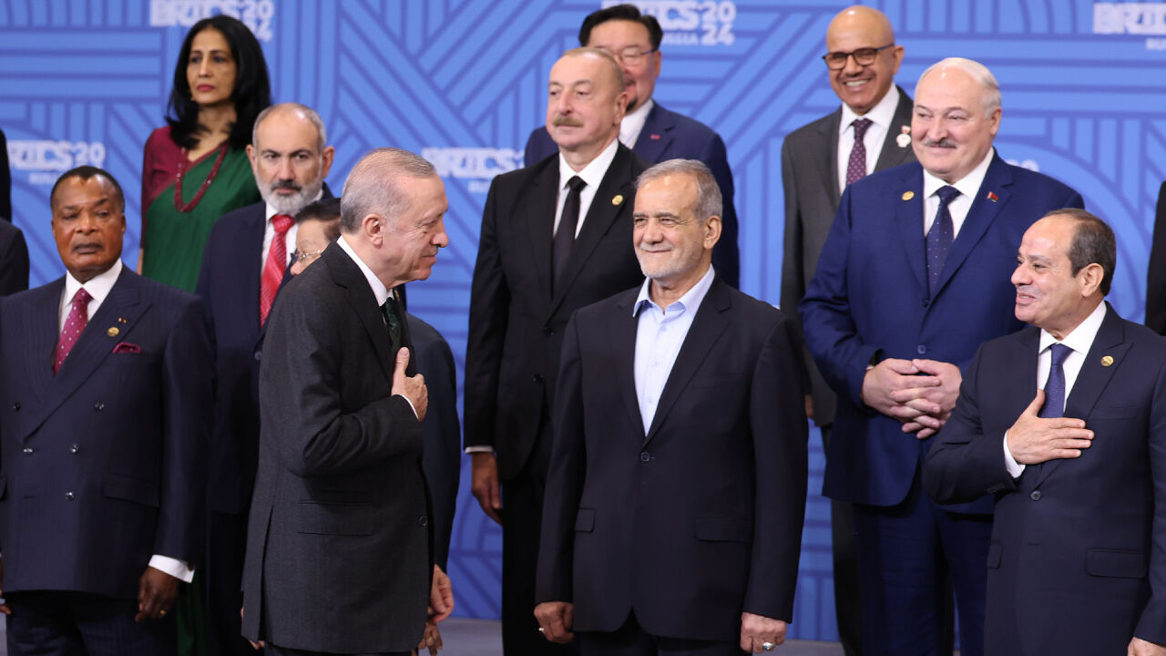 Cumhurbaşkanı Erdoğan BRICS Zirvesi'nde! Aile fotoğrafı çekildiler - 2. Resim