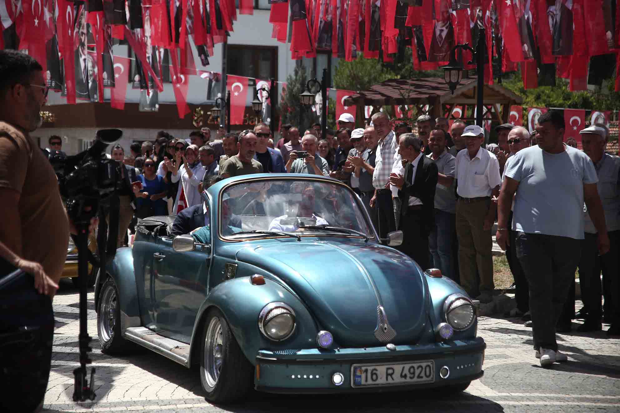 Cumhuriyet Halk Partisi Genel Başkanı Özgür Özel ilçeye vosvos ile geldi.