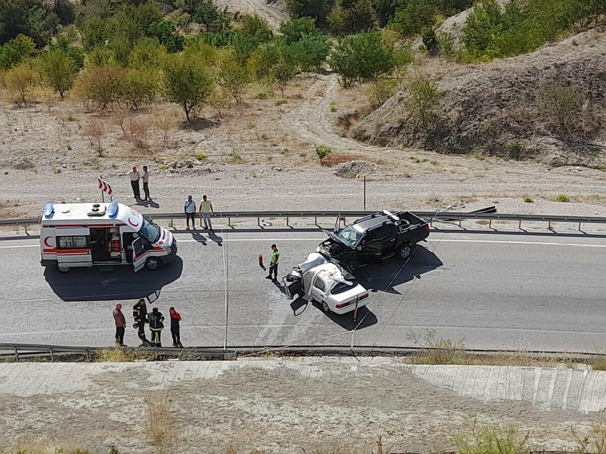 Denizli’de iki otomobil kafa kafaya çarpıştı; 1 ölü,3 yaralı