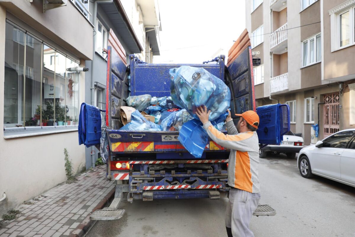 İnegöl Belediyesi geri dönüşüm hamlesiyle 29 bin ağacı kurtardı