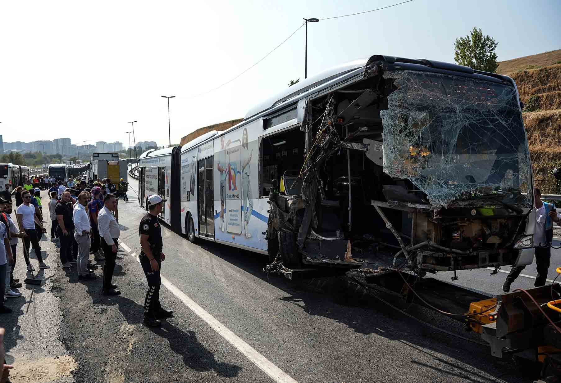 İstanbul Valiliği’nden metrobüs kazası açıklaması: 1 ölü, 38 yaralı