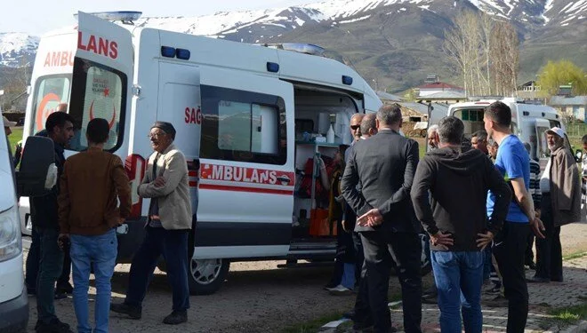 Muş’ta Kaza: Öğrenci servisi ile hafif ticari araç çarpıştı, 10 yaralı