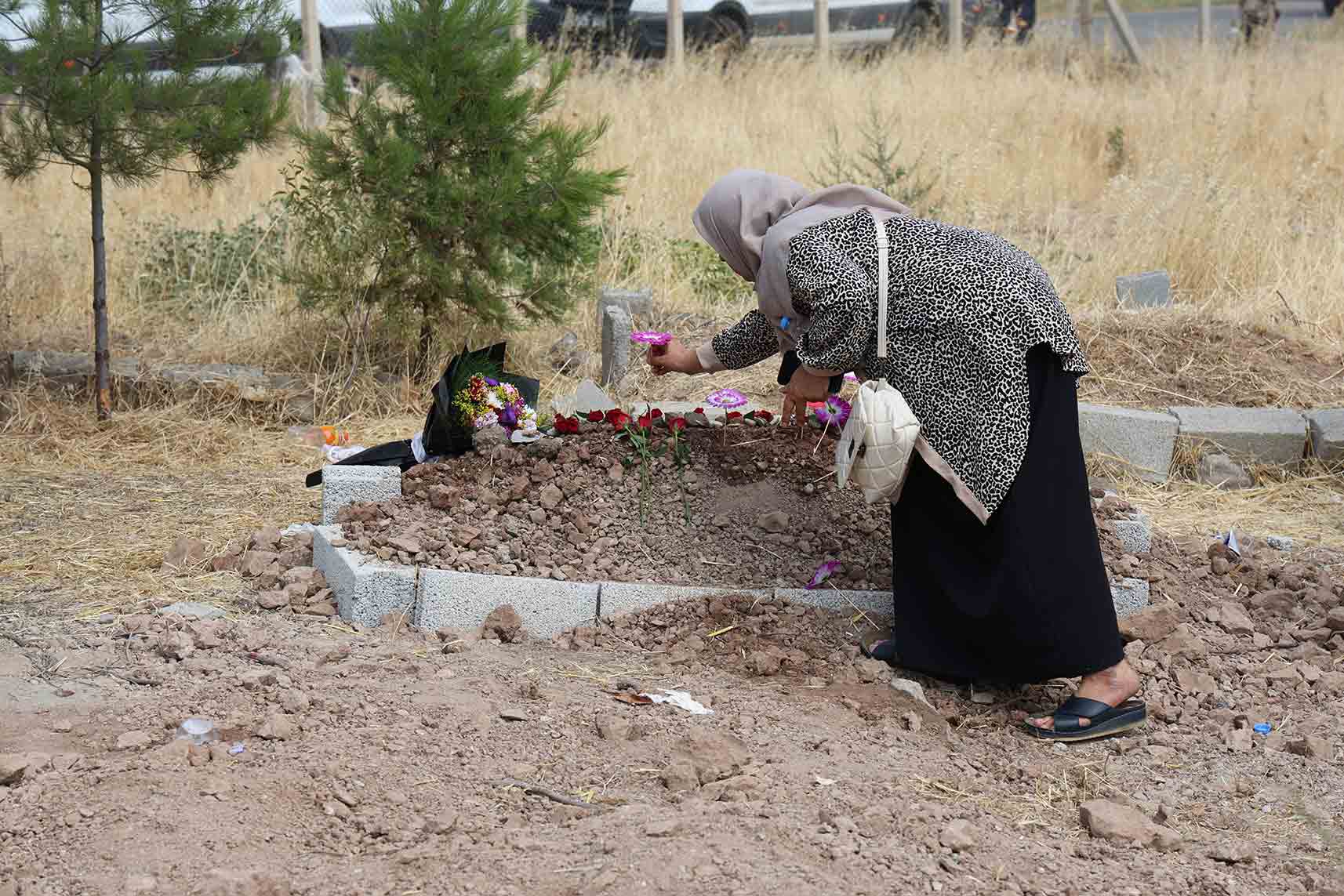 Narin, gelinliği tabuta bırakılarak gözyaşları içinde defnedildi