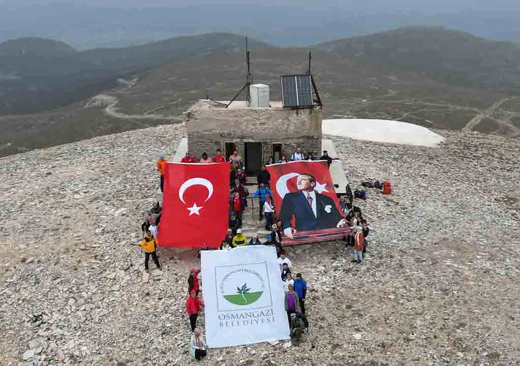 Osmangazili dağcılar 19 Mayıs’ı Uludağ zirvede kutladı