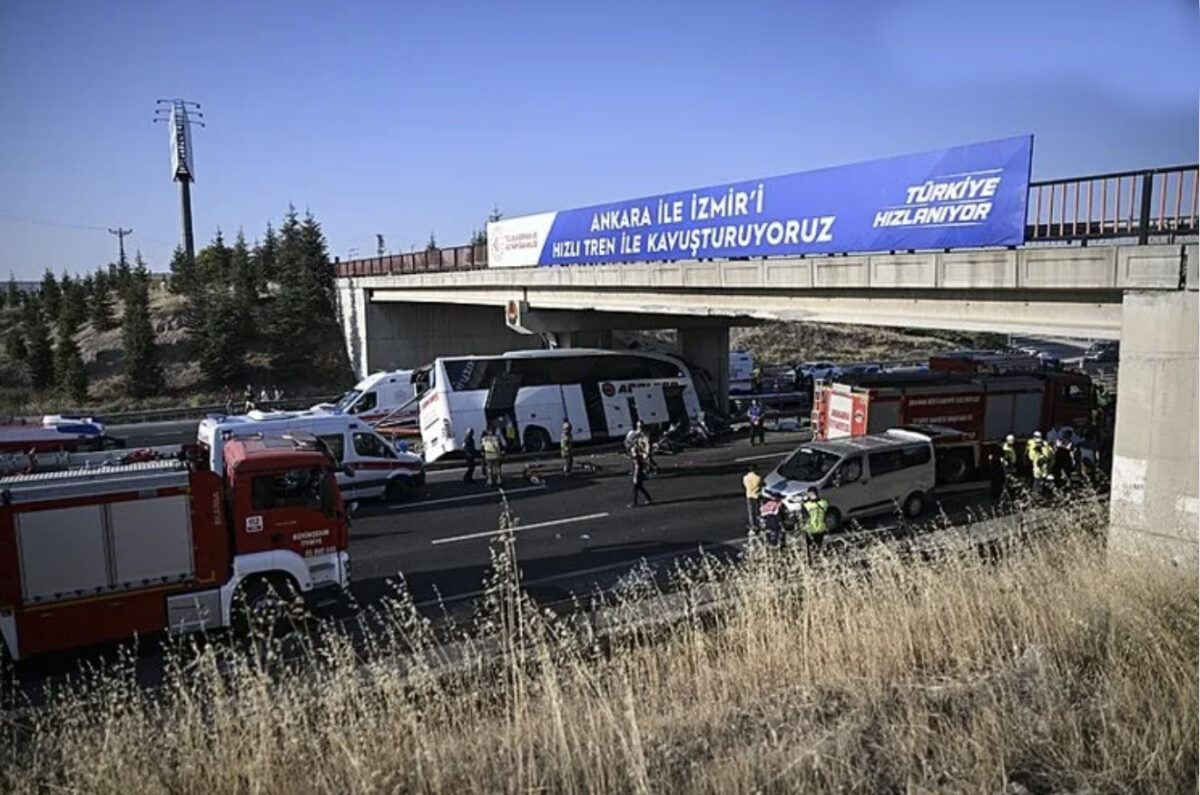 Polatlı’da otobüs köprüye saplandı: Çok sayıda ölü ve yaralı var