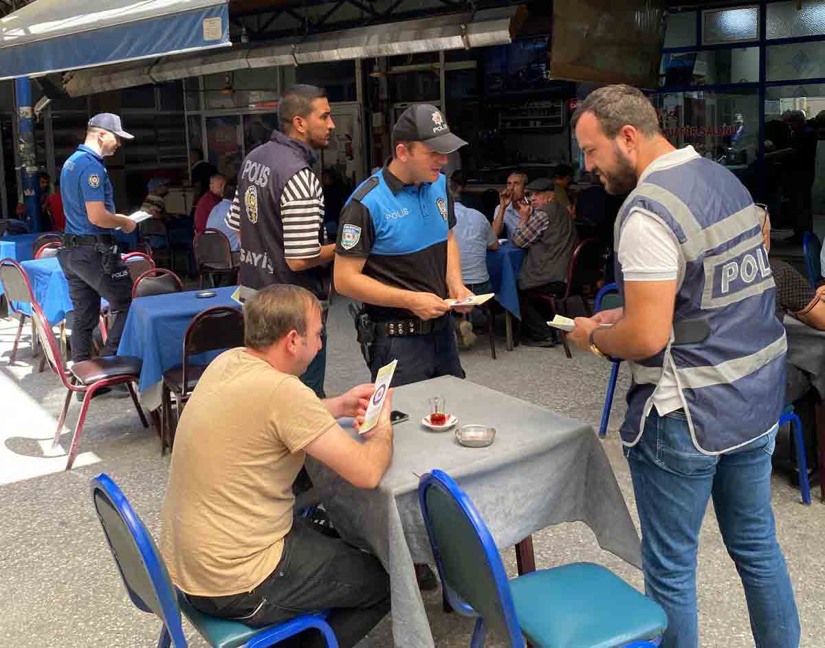 Polis dolandırıcılığa karşı broşür dağıttı