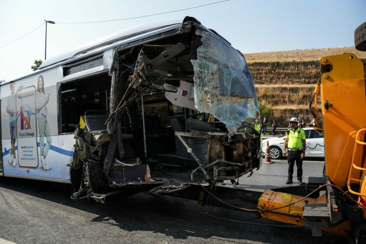 Sefaköy’de metrobüs kazası sonrası yaşanan can pazarı