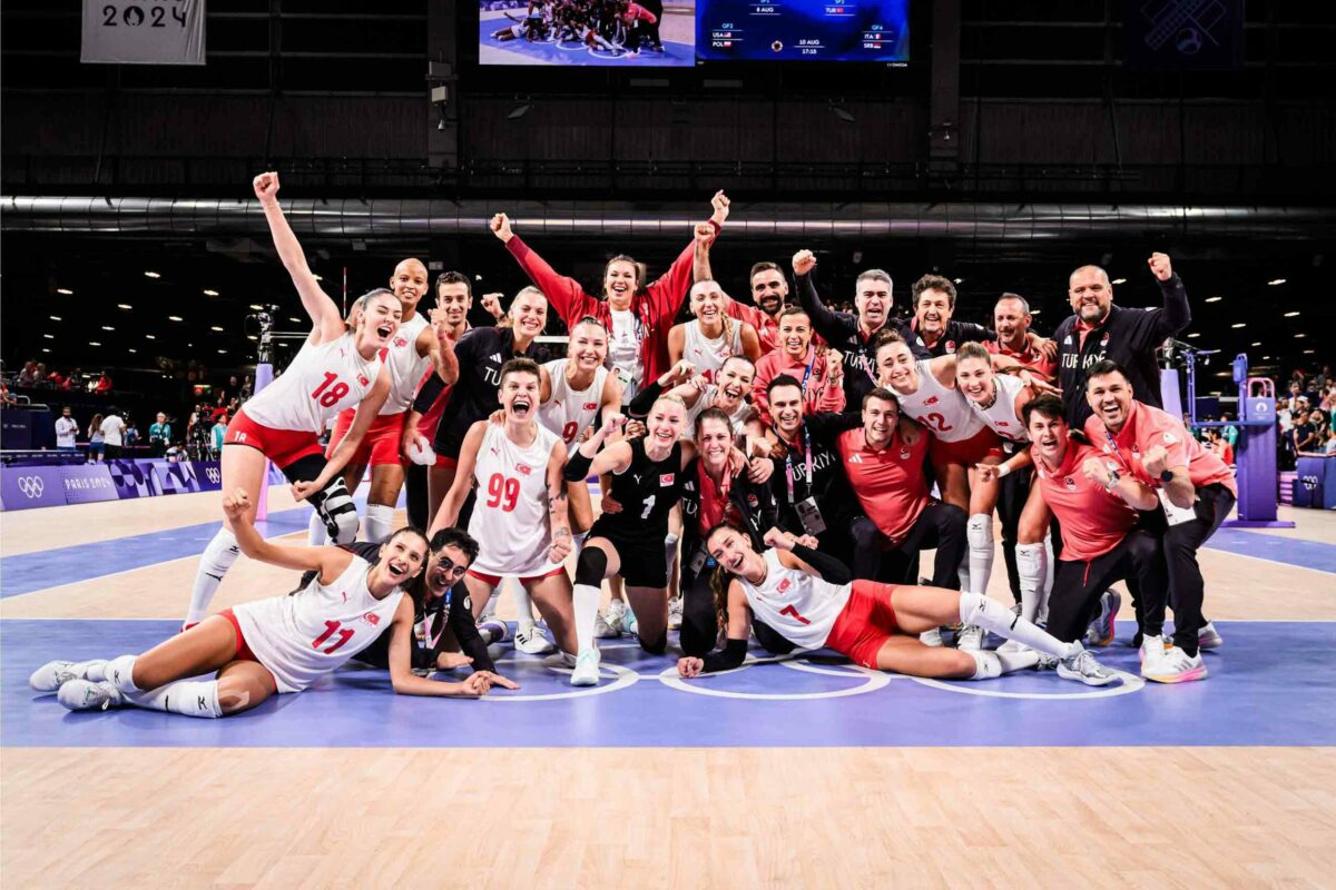 Türkiye-İtalya voleybol maçı dev ekranlarda