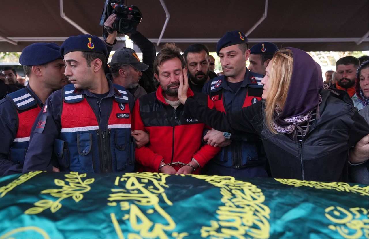 İzmir'de yürek yakan facia! Annenin ilk ifadesi ortaya çıktı! Yangında ölen 5 kardeşe veda - 5. Resim