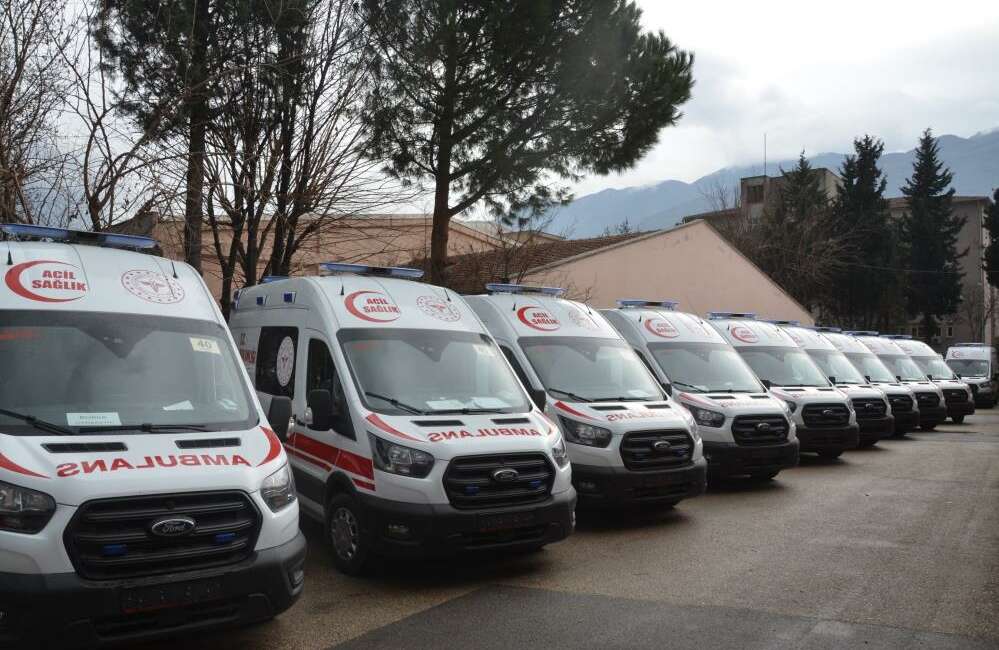 Vatandaşlardan trafikte ambulansın geçiş