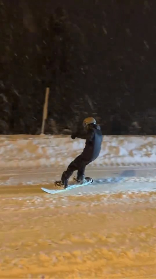 Bursa’da çılgın snowboardçu şehre böyle indi