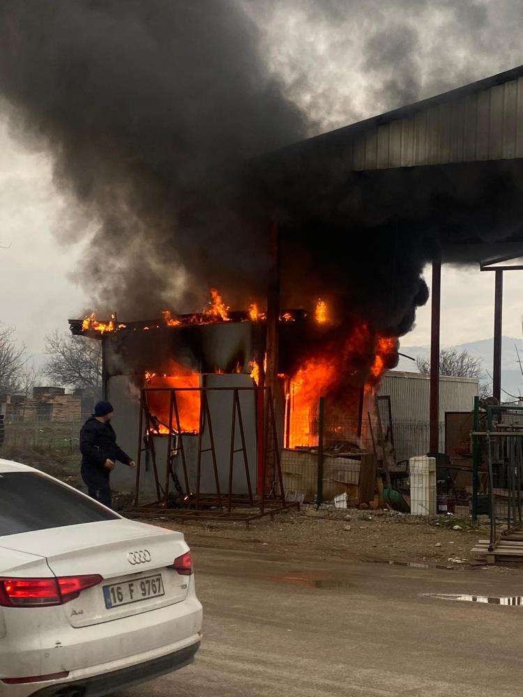 Bursa’da konteyner büro kül oldu