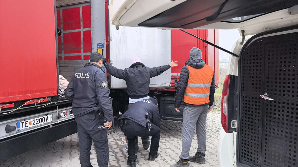 Avrupa’ya kaçmak isteyen göçmenler tır dorsesinde yakalandı