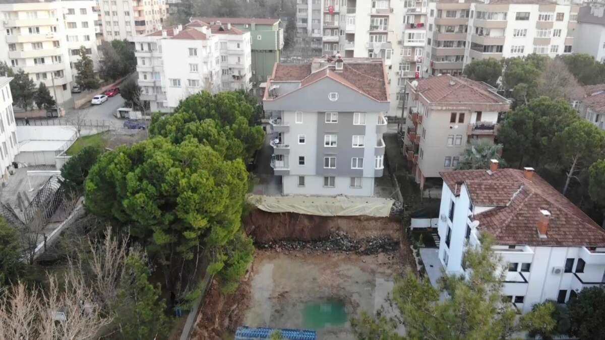Bursa’da İnşaat alanında heyelan oldu, bina kaydı, vatandaşlar korku dolu anlar yaşadı