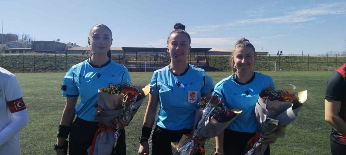 8 Mart’ta kadın hakem ve futbolculara çiçek verildi