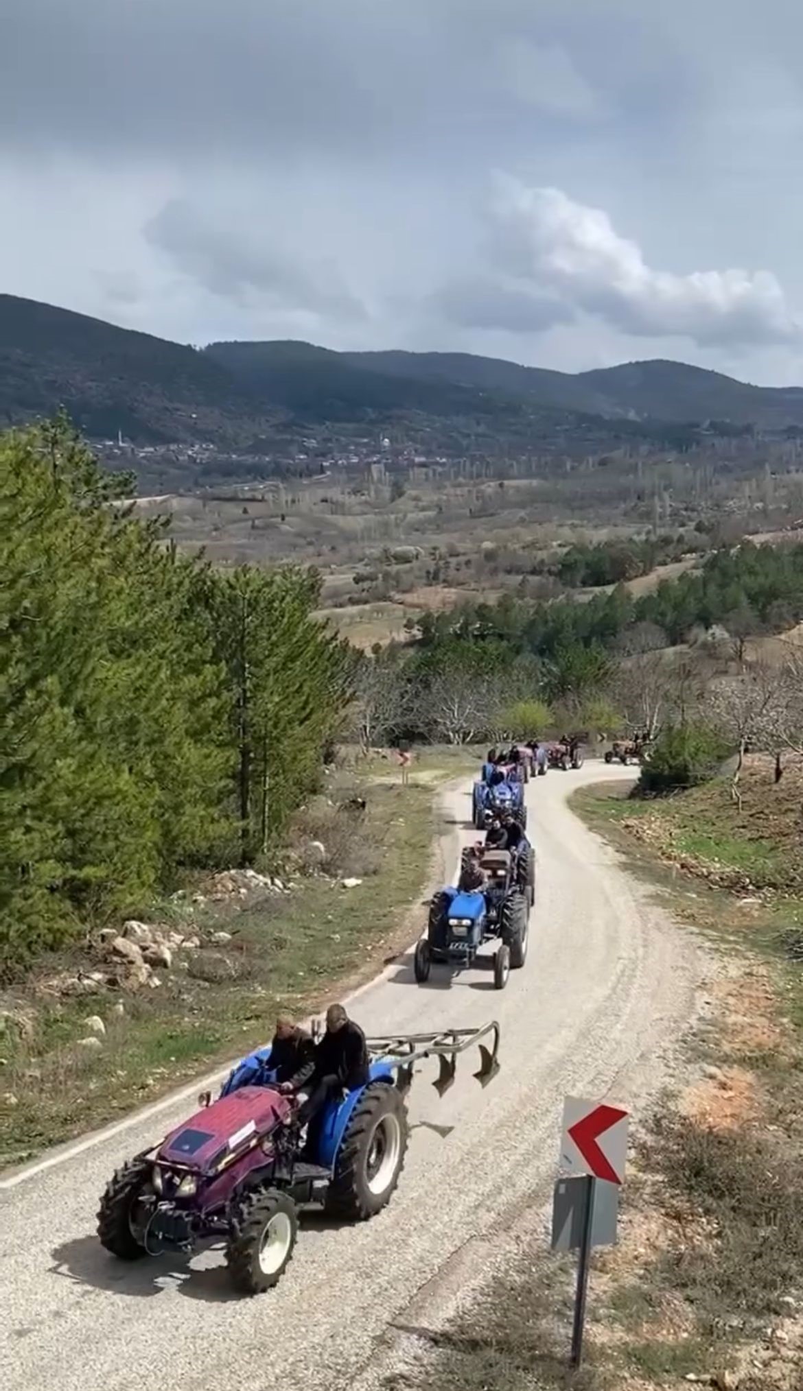 Bursa’nın Issızdere köyünde komşu köye traktörlü bayram konvoyu