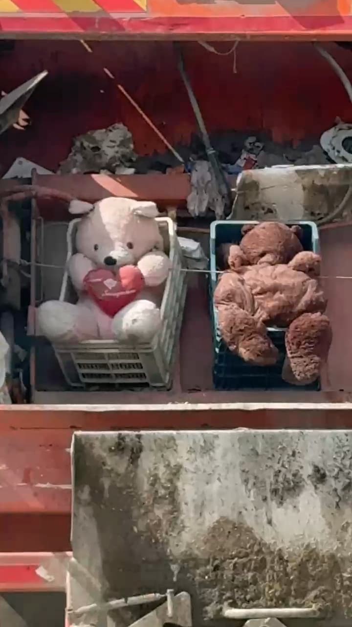  Çöp kamyonuna bakan hayrete düştü