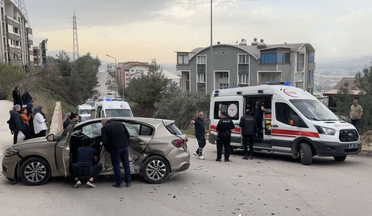 Bursa’da iki otomobil çarpıştı: 4 yaralı