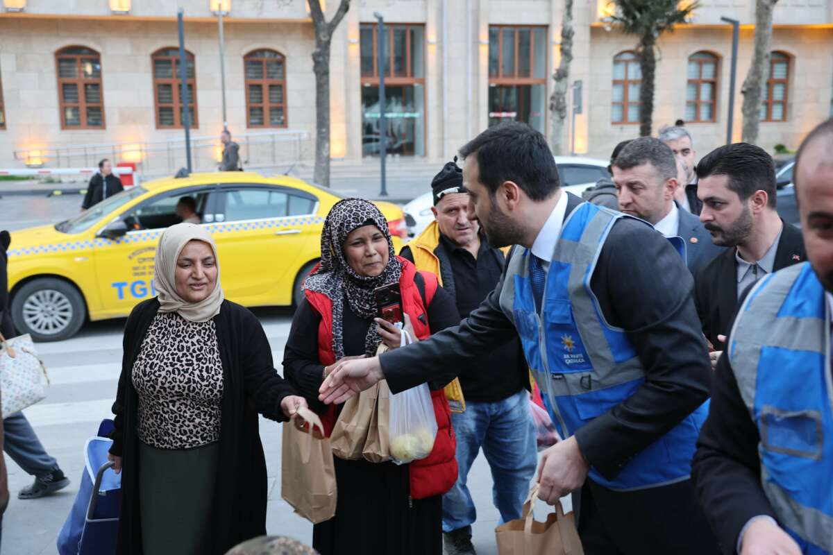 AK Parti İstanbul’dan 200 bin aileye Ramazan ziyareti