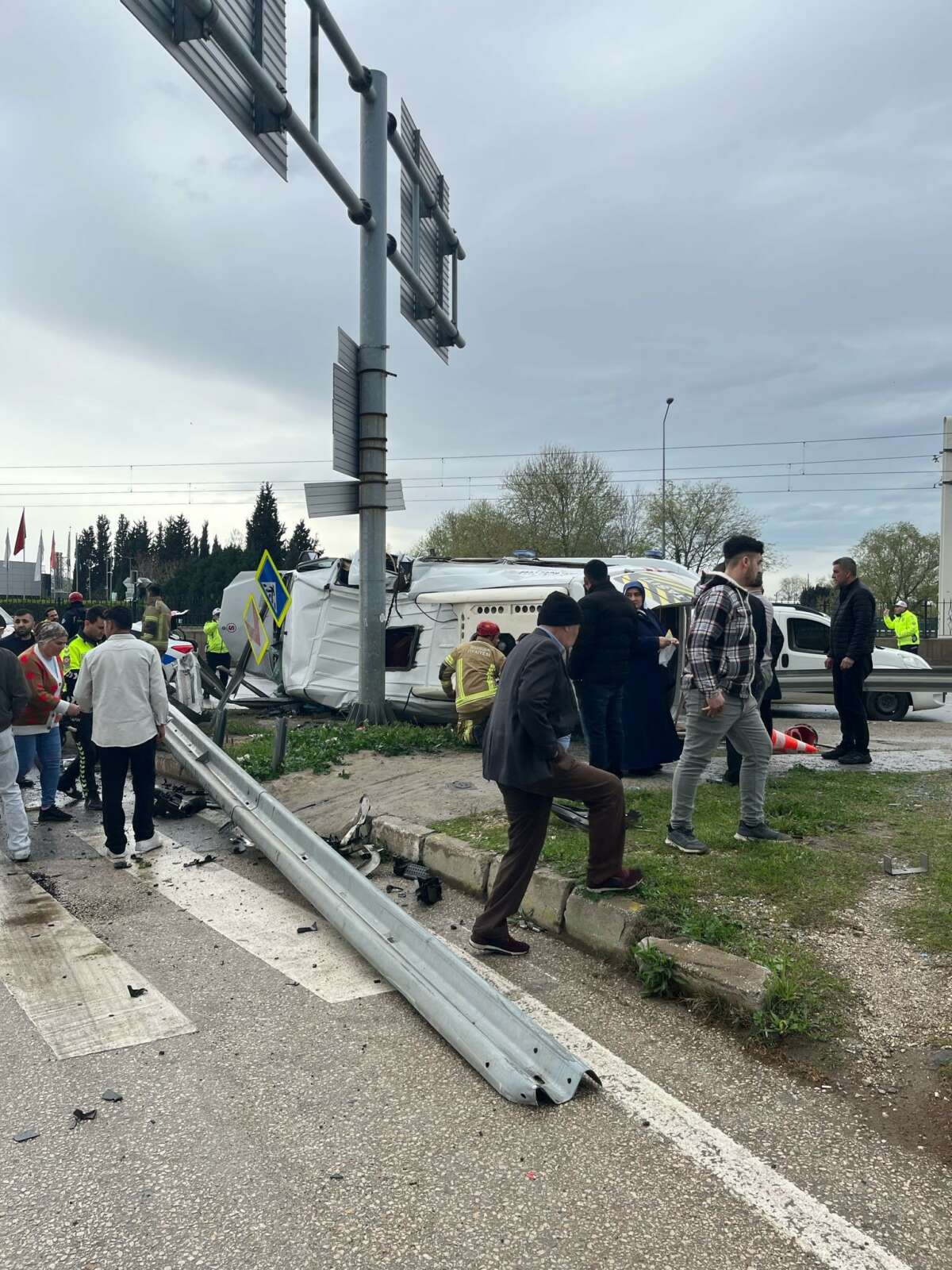 Kontrolden çıkan servis aracı refüje girdi: 1 bebek öldü, 5 kişi yaralandı