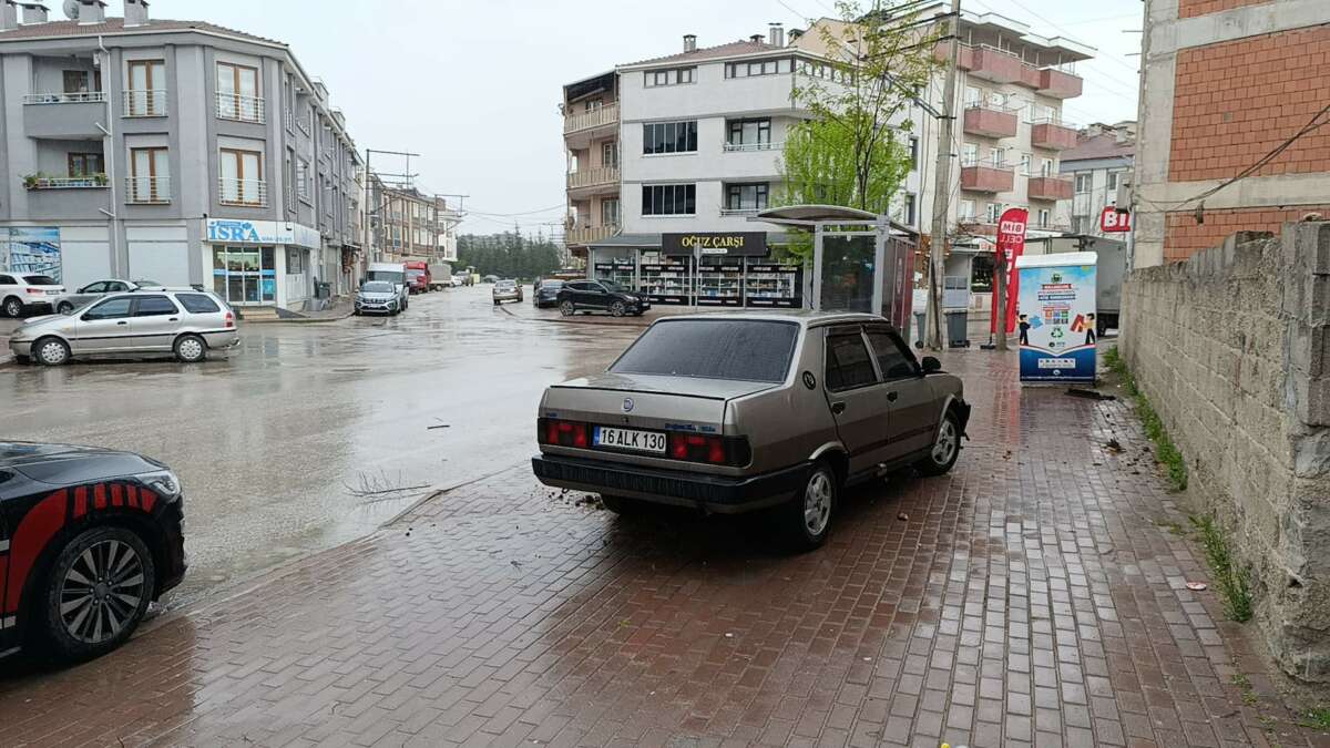 ‘Dur’ ihtarına uymayan ehliyetsiz sürücü durağa çarptı