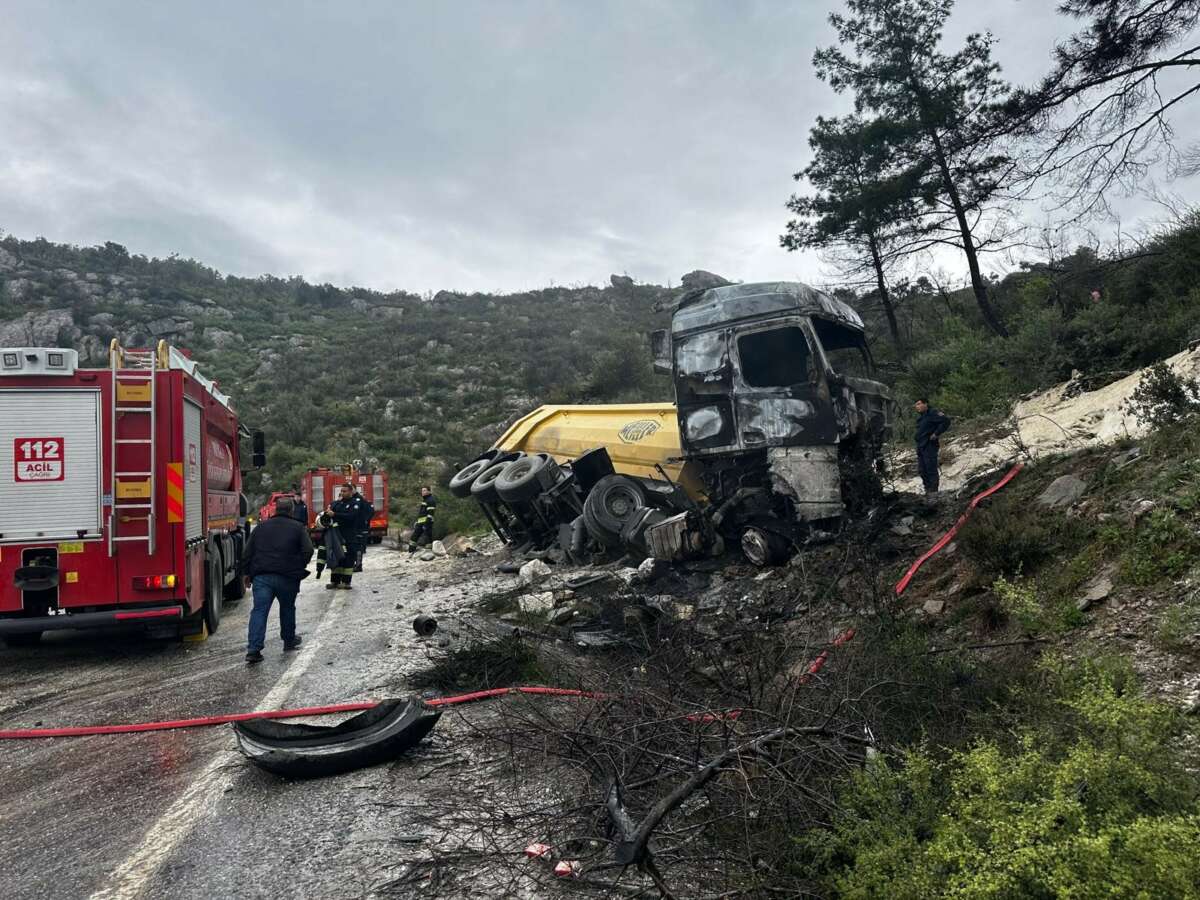 Korkunç kaza: Tır sürücüsü Yyanarak can verdi